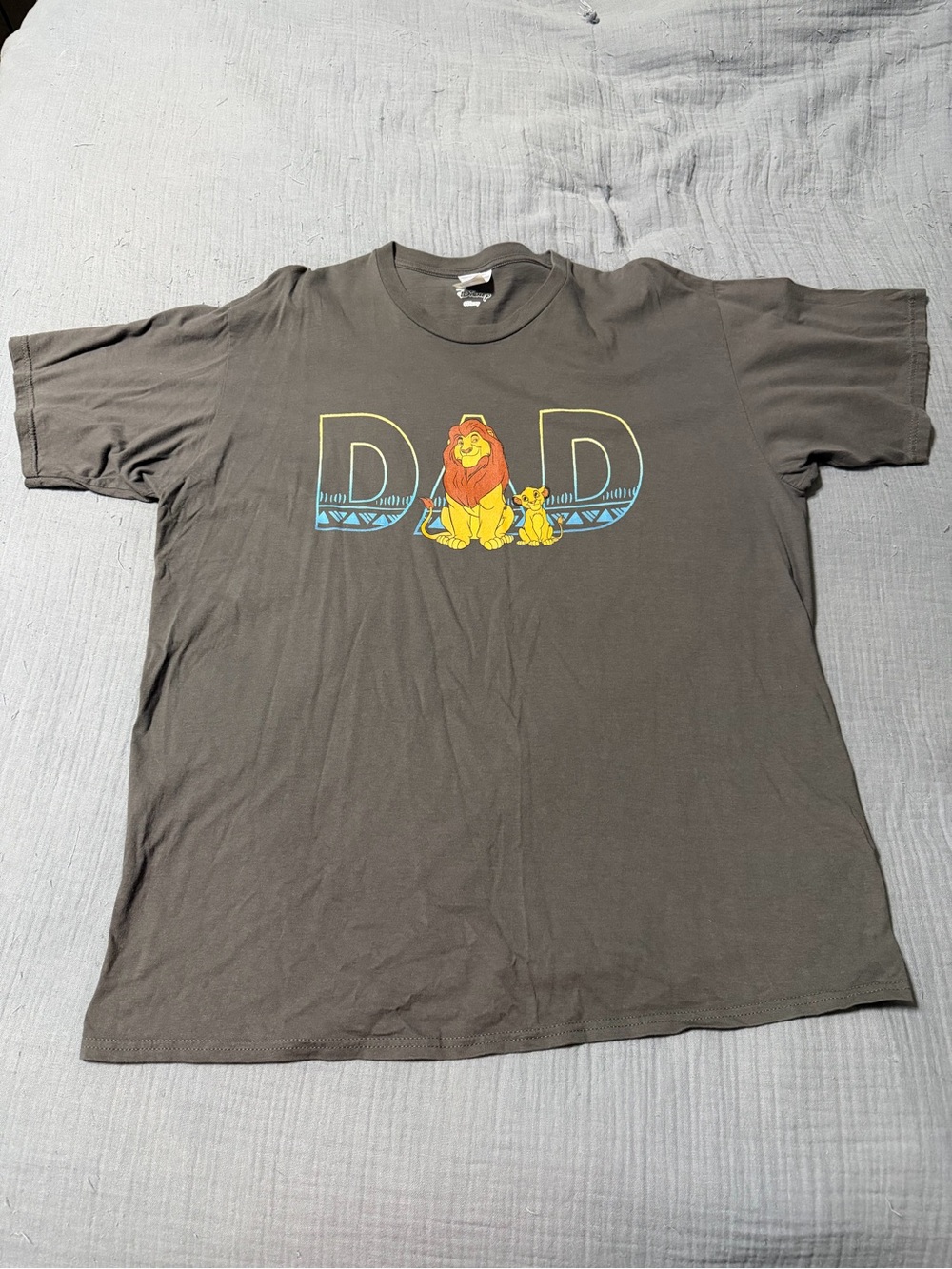 Men's Disney’s Lion King Graphic 'DAD' Tee - Grey Size 2XL.